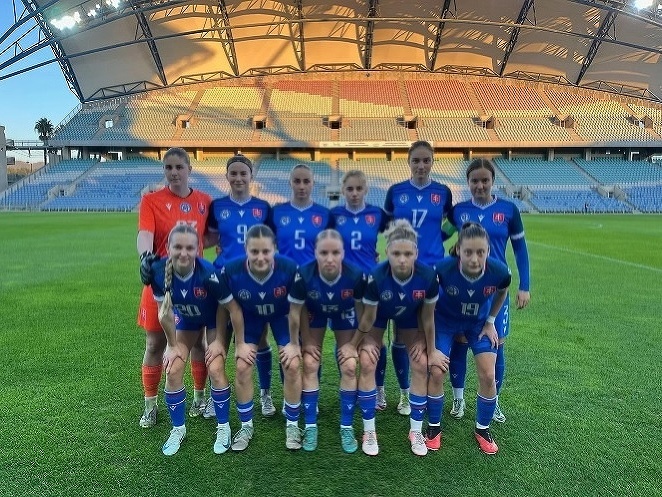Základná zostava mladých Sloveniek pred zápasom turnaja 1. fázy kvalifikácie ME Ligy A
