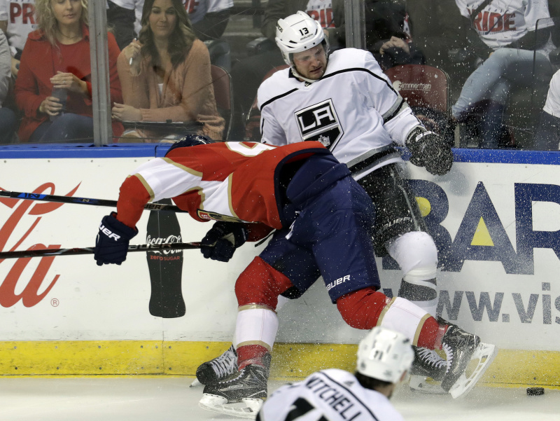 Kyle Clifford v drese LA Kings