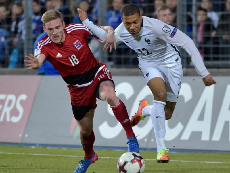 Kylian Mbappé (v bielom) v súboji