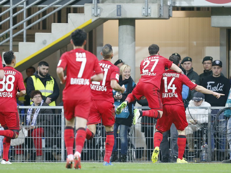 Kyriakos Papadopoulos sa raduje so spoluhráčmi z Leverkusenu