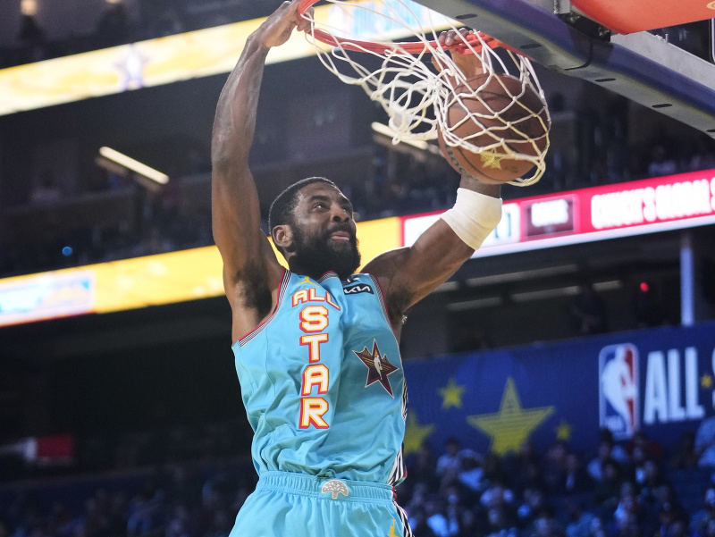  Kyrie Irving smečuje počas podujatia NBA All-Star 