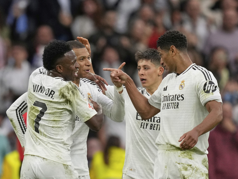 Futbalisti Realu Madrid oslavujú gól