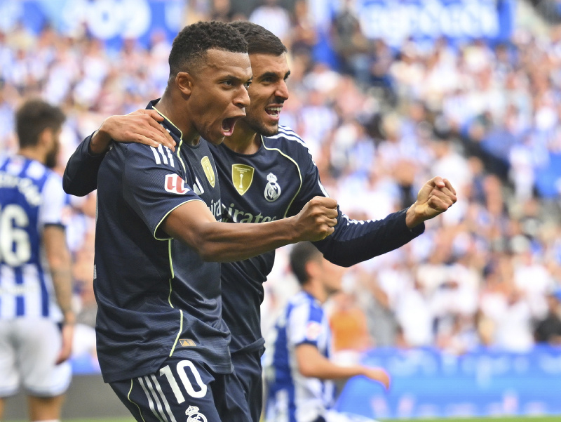 Kylian Mbappé a Dani Ceballos oslavujú gól Relau