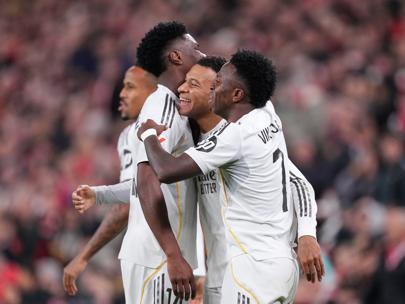 Kylian Mbappé so spoluhráčmi oslavuje gól Realu