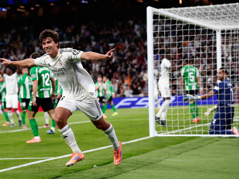 Hráč Realu Madrid Gonzalo Garcia oslavuje po tom, ako strelil úvodný gól 