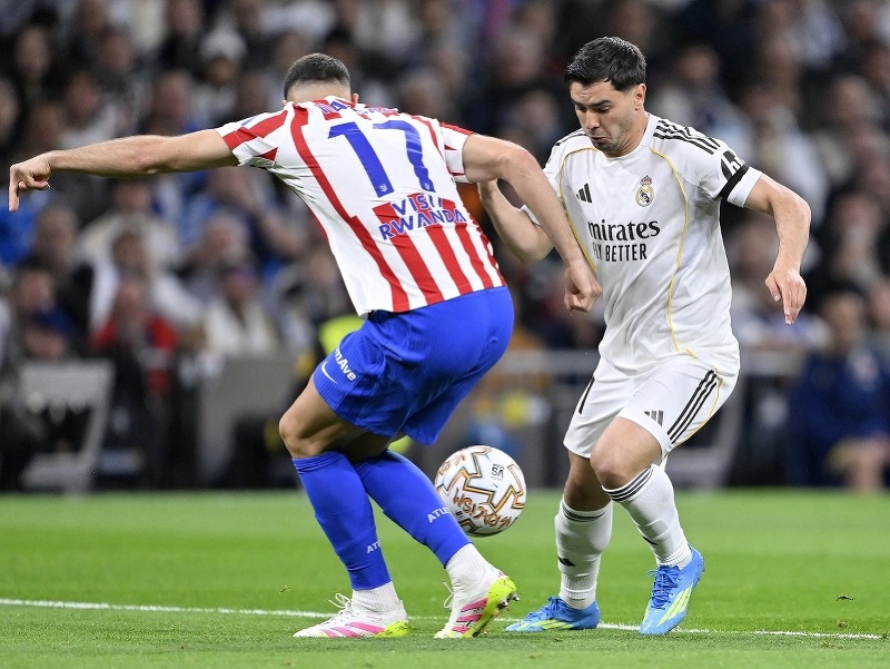 Dávid Hancko a Brahim Diaz v súboji o loptu