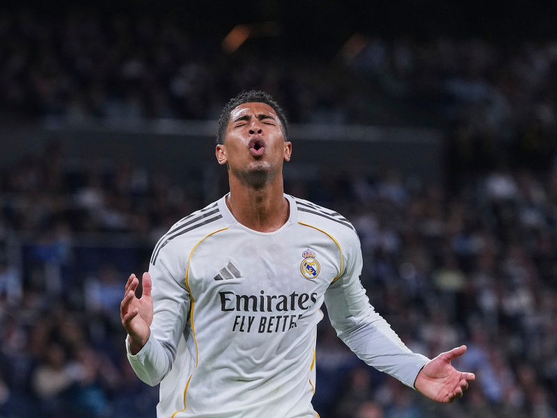 Hráč Realu Madrid Jude Bellingham reaguje počas zápasu