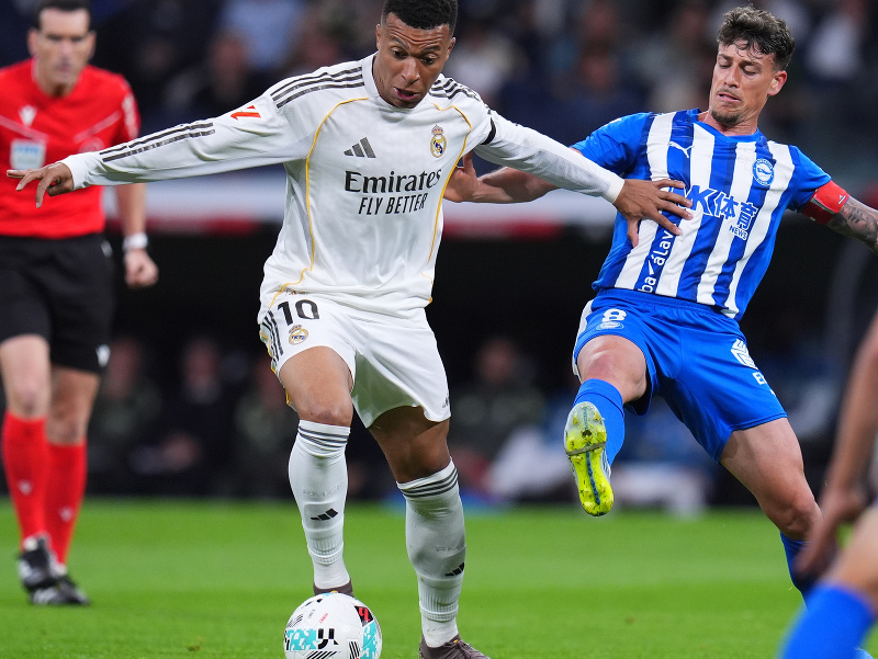 Útočník Realu Madrid Kylian Mbappe (vľavo) v súboji s Antoniom Blancom (vpravo) z Alavésu