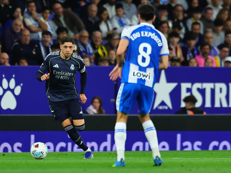 Hráč Realu Madrid Federico Valverde (vľavo) v akcii 
