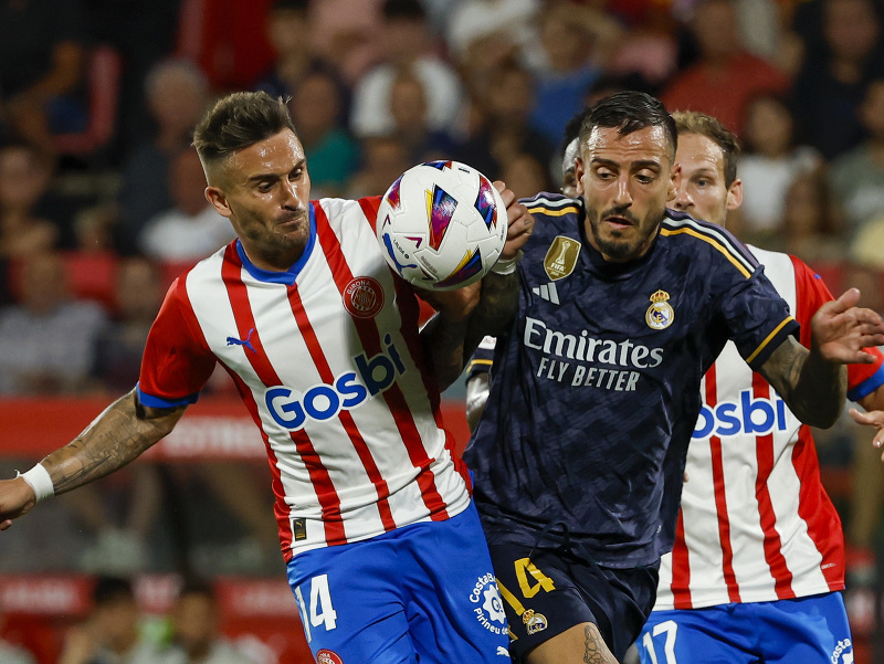 Aleix Garcia a Joselu v súboji o loptu