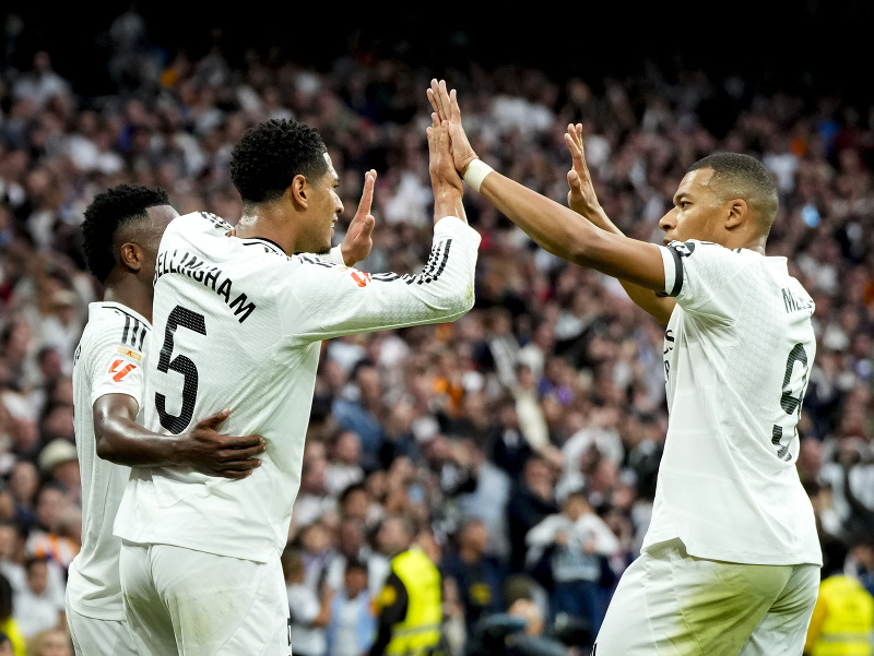 Vinícius Júnior, Jude Bellingham a Kylian Mbappé oslavujú gól