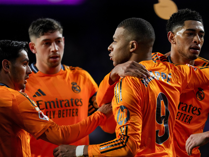 Futbalisti Realu Madrid oslavujú gól