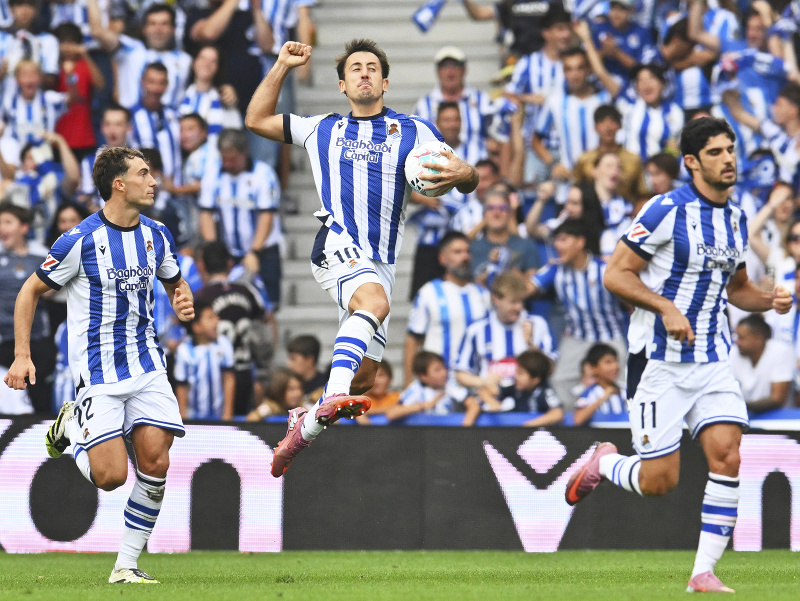 Futbalista Realu Sociedad Mikel Oyarzabal oslavuje gól