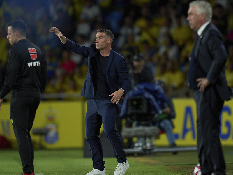 Tréner Luis Carrión na lavičke UD Las Palmas