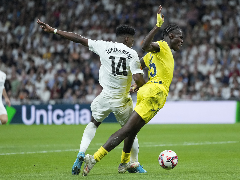 Thierno Barry (Villarreal CF) v súboji s Aurélienom Tchouaménim (Real Madrid)