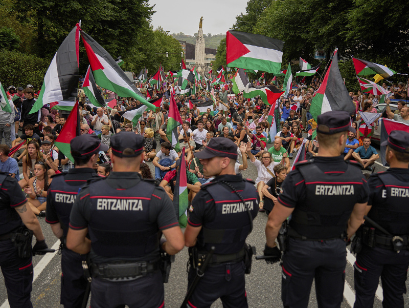 Ľudia s palestínskymi vlajkami sedia na ulici po narušení jedenástej etapy Vuelty