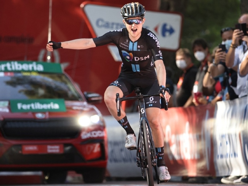 Austrálsky cyklista Michael Storer sa raduje z víťazstva