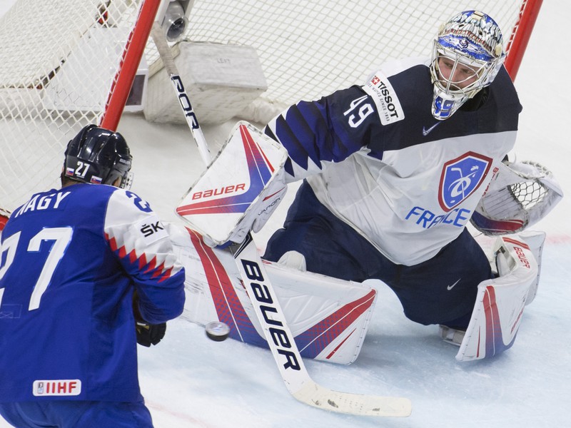 Slovenský útočník Ladislav Nagy a francúzsky brankár Florian Hardy