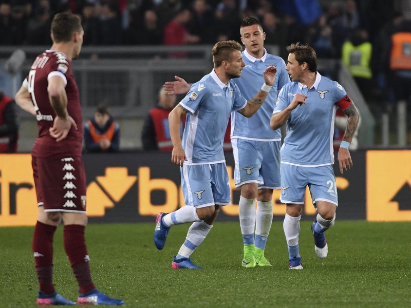 Ciro Immobile so spoluhráčmi oslavuje gól Lazia