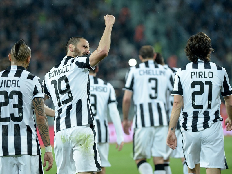 Leonardo Bonucci (19) so spoluhráćmi oslavuje gól Juventusu