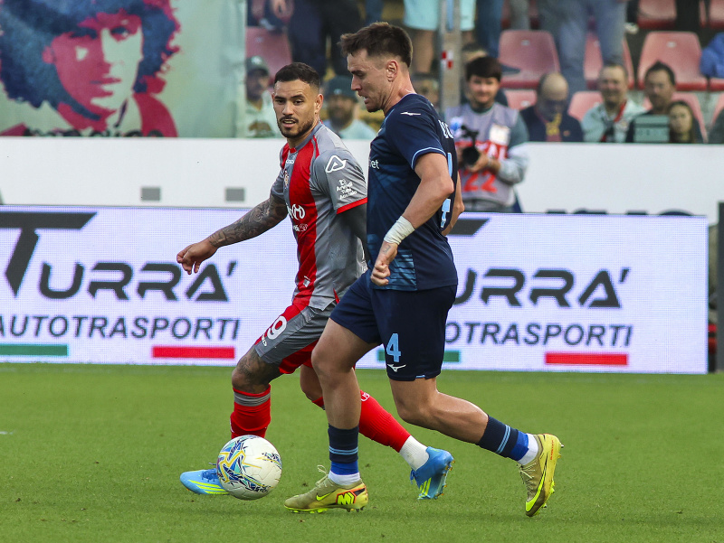 Patric (vpravo) z Lazia Rím a Antonio Sanabria z US Cremonese v súboji o loptu