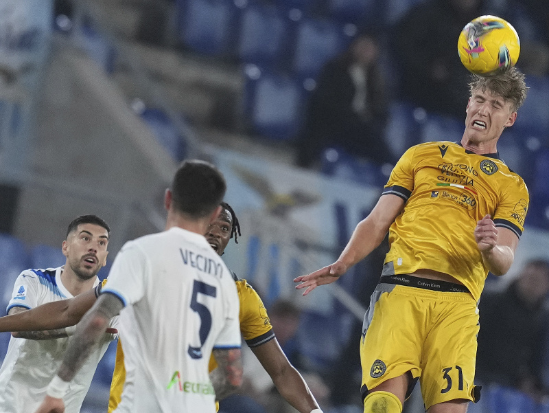 Hráč Thomas Kristensen (vpravo) z Udinese počas súboja s Laziom