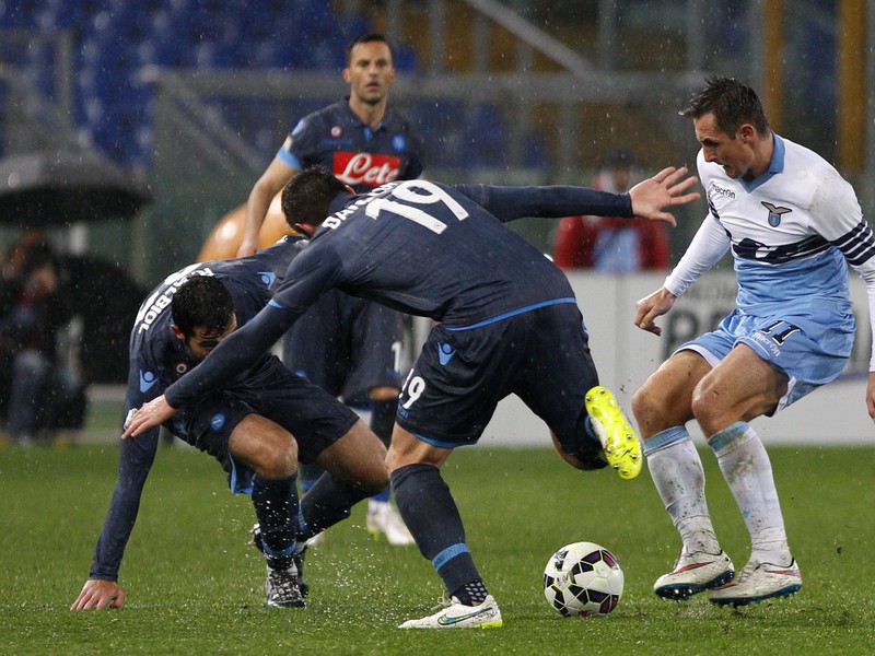Miroslav Klose, Raúl Albiol a David Lopez Silva v súboji o loptu