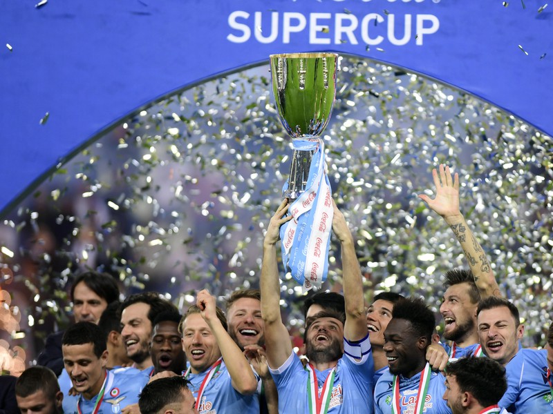 Hráči Lazia oslavujú zisk Talianskeho superpohára