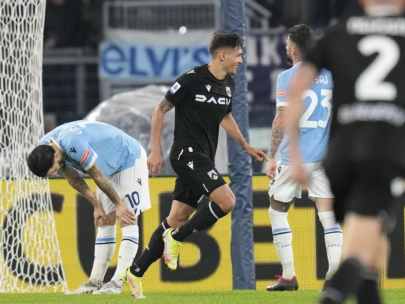 Na snímke hráč Udinese Nahuel Molina oslavuje gól