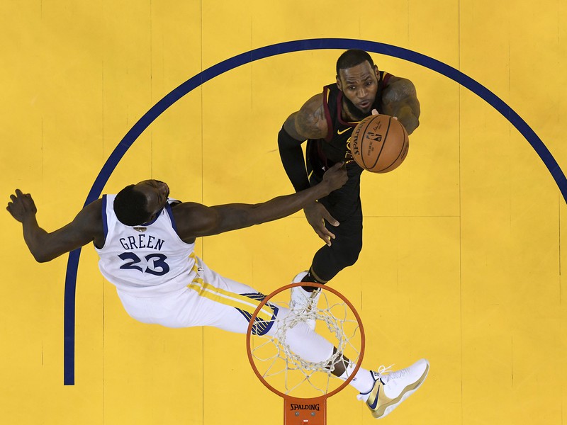 LeBron James (vpravo) skóruje, Draymond Green tomu nezabránil