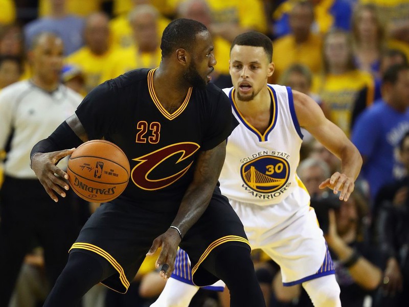 LeBron James v súboji so Stephenom Currym