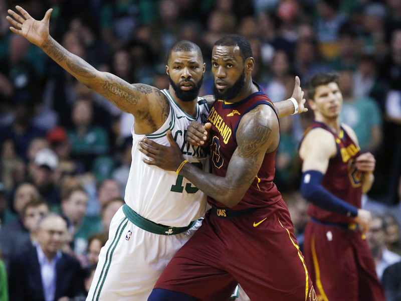 Na snímke vpravo hráč Clevelandu LeBron James a hráč Bostonu Marcus Morris