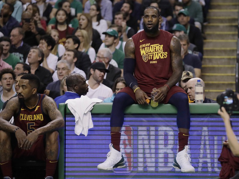 Hráč Clevelandu LeBron James počas prestávky 