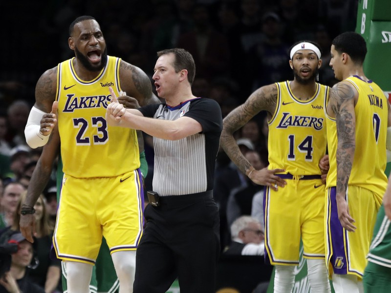Hráč Lakers LeBron James sa háda s rozhodcom