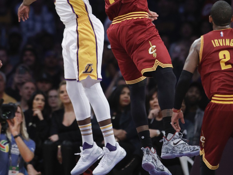 LeBron James a blokujúci Julius Randl