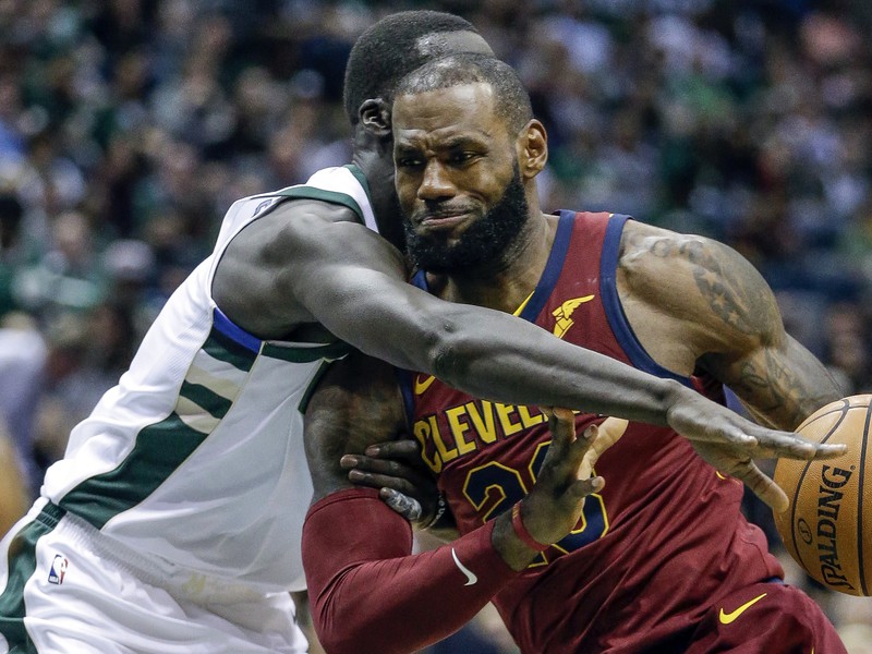 Na snímke vpravo hráč Clevelandu LeBron James, vľavo hráč Milwaukee Thon Maker