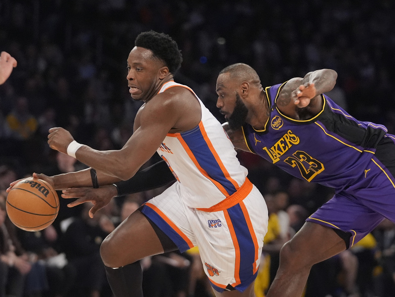OG Anunoby (v bielom drese), bráni ho LeBron James