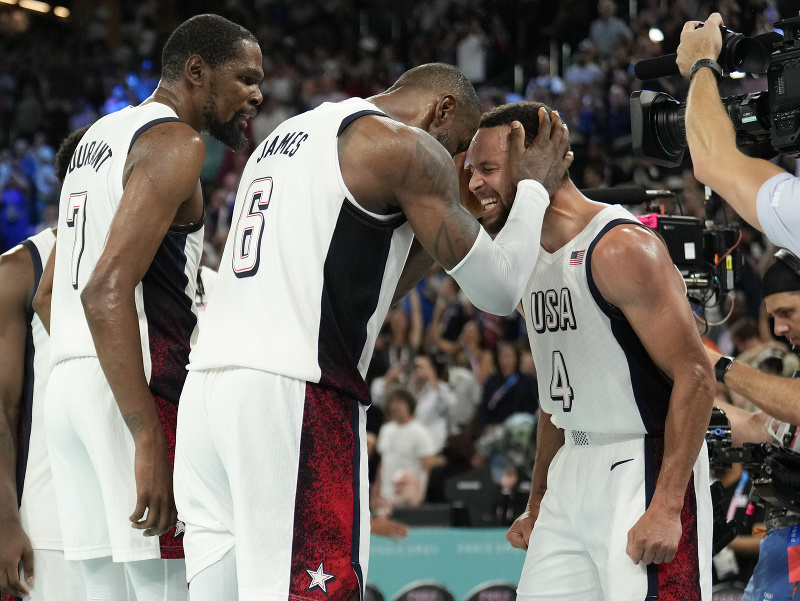 LeBron James sa teší so Stephenom Currym