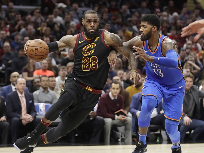 LeBron James (23) a Paul George (13)