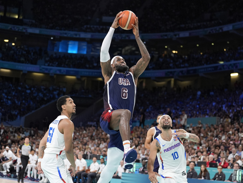 LeBron James dunkuje