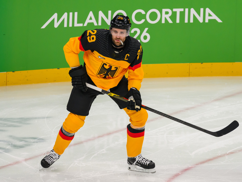 Na snímke Leon Draisaitl (Nemecko) v zápase play-off o postup do štvrťfinále v ľadovom hokeji na zimných olympijských hrách v Miláne 
