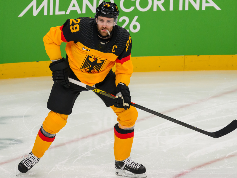 Na snímke Leon Draisaitl (Nemecko) v zápase play-off o postup do štvrťfinále v ľadovom hokeji na zimných olympijských hrách v Miláne 