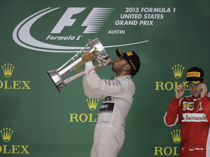 Lewis Hamilton a jeho majstrovské oslavy na pódiu pre víťazov