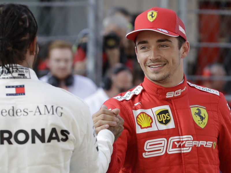 Na snímke vpravo víťaz Monačan Charles Leclerc (Ferrari) si gratuluje s druhým v poradí Britom Lewisom Hamiltonom (Mercedes) po kvalifikácii