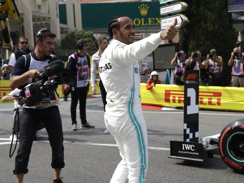 Brit Lewis Hamilton oslavuje víťazstvo v kvalifikácii na Veľkú cenu Monaka