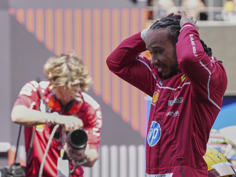 Britský jazdec Lewis Hamilton vyhral šprint pred Veľkou cenou Číny