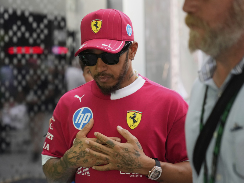 Britský jazdec Lewis Hamilton vo farbách Ferrari