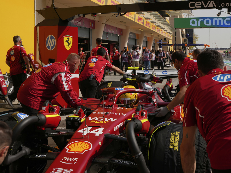 Lewis Hamilton v monoposte Ferrari na prvom tréningu pred VC Bahrajnu