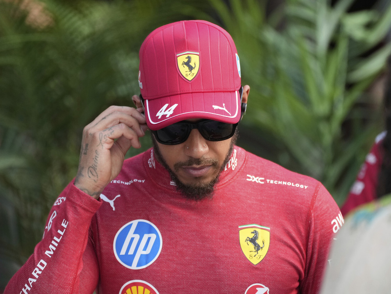 Britský jazdec Lewis Hamilton vo farbách Ferrari