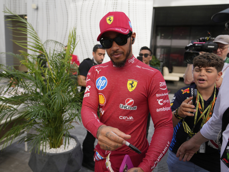 Britský jazdec Lewis Hamilton vo farbách Ferrari